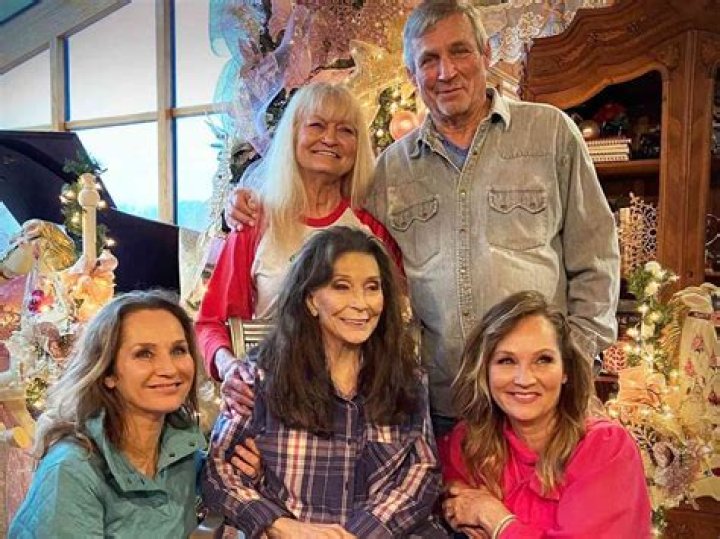 Cissy Lynn- Net Worth, Age, Siblings, Husband and Wiki!