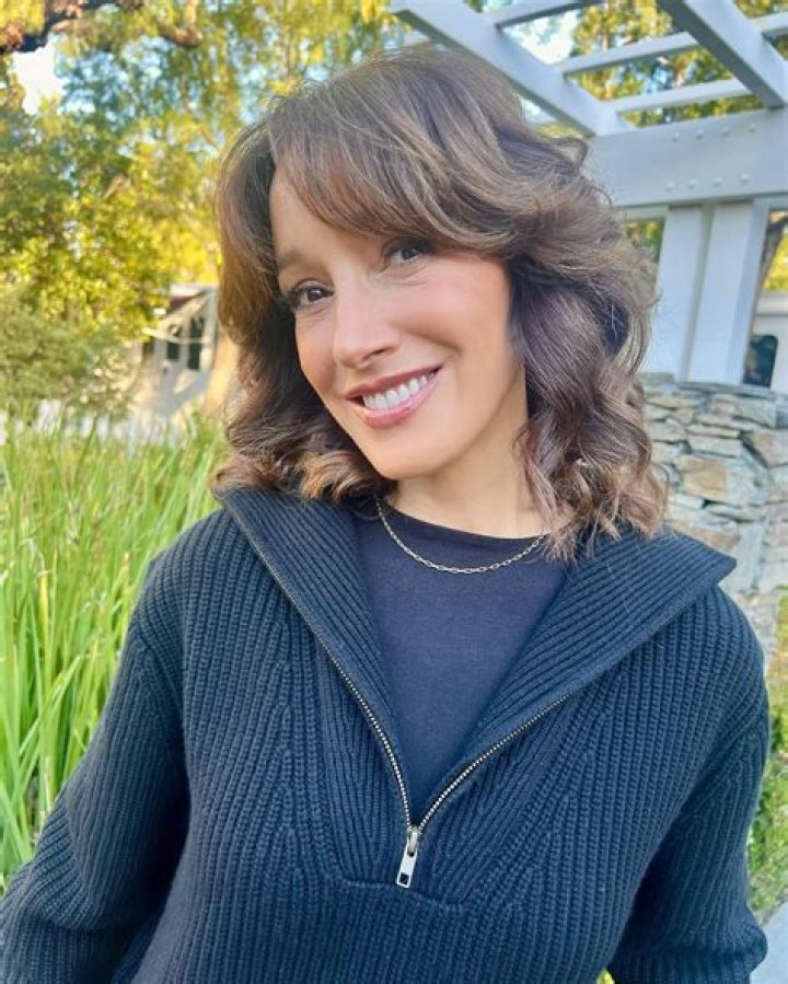 Is Jennifer Beals Gay Or Straight? Sexuality And Dating Life Explored