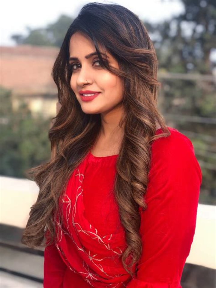 Miss Pooja – Biography, Facts & Life Story