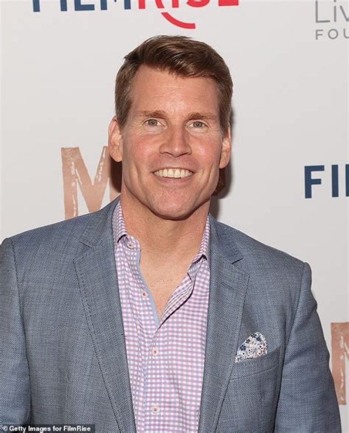 Scott Hanson Bio, Wiki, Age, Brother, Wife, Net Worth, Salary, Syracuse, and Nfl Redzone