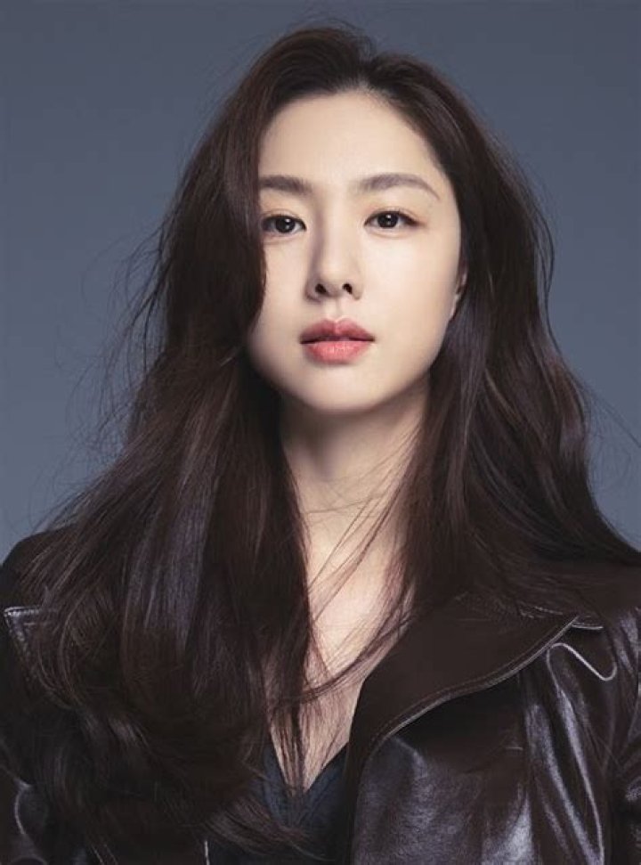 Seo Ji-hye – Actress, Model | When did she start Modeling? Wiki, Age, Height, Net Worth, Relationship, Ethnicity, Career