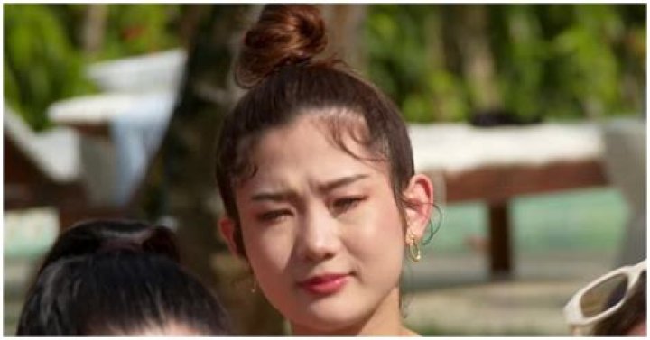 Who Do Sara and Airi Kiss Love & Translation (EXCLUSIVE CLIP)